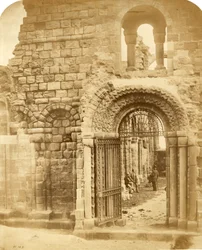 Kirchenruinen mit drei Männern